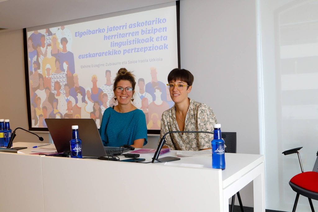 Saioa Iraola y Ekhine Eizagirre presentan el trabajo de investigación de la IV edición de la Beca Gotzon Garate en Elgoibar
